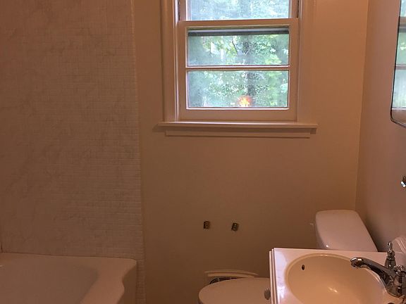 Bathroom with tub/shower