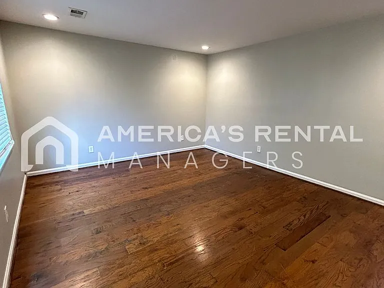 2422 Hampstead Dr — Photo 2