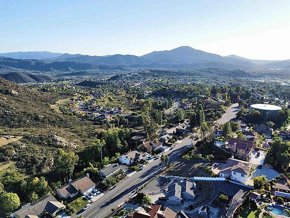 5th image of 1423 Vista Grande Rd