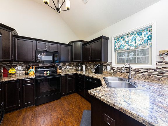 5th image of 425 Leslie Wood Dr
