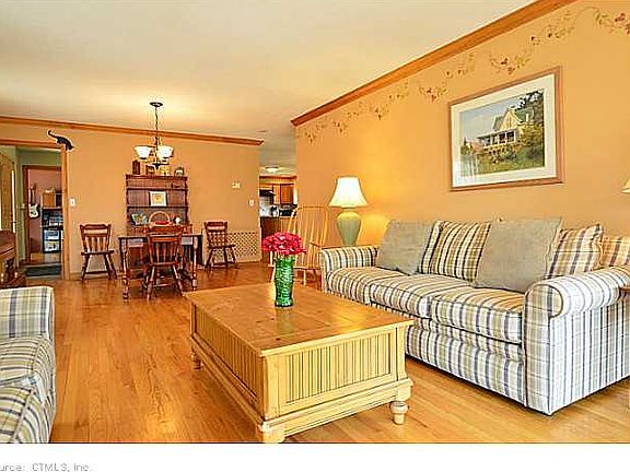 4th image of 40 Knollwood Dr