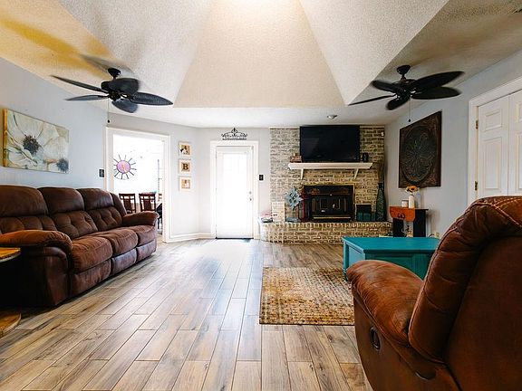 3rd image of 1005 Warren Dr