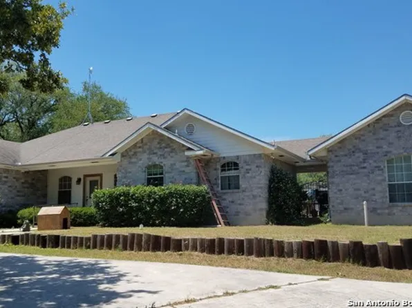 225 Hidden Meadows Dr, Poteet, TX 78065