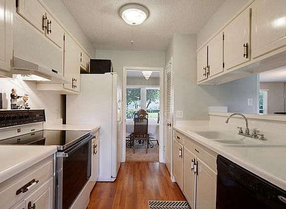 4th image of 424 Glenmeade Ct