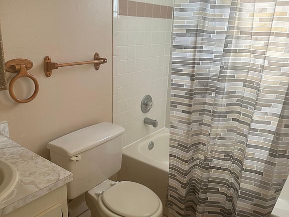 5th image of 901 Hickory St #109
