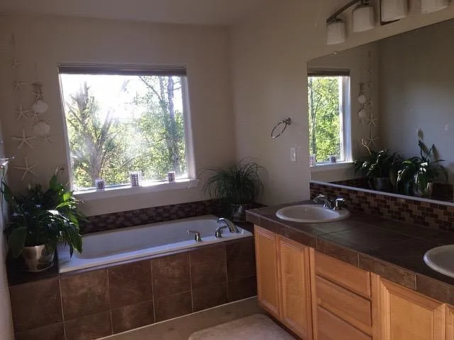 4 bed, 2.5 bath, 2162 sqft, $2,900 — Photo 4