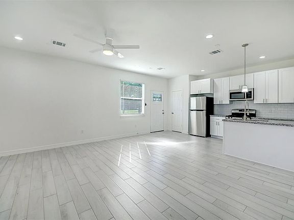 4th image of 2403 Glen Ave