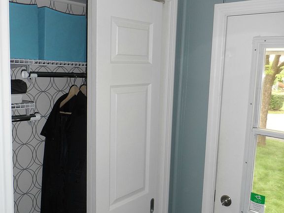 Entry closet for all seasons