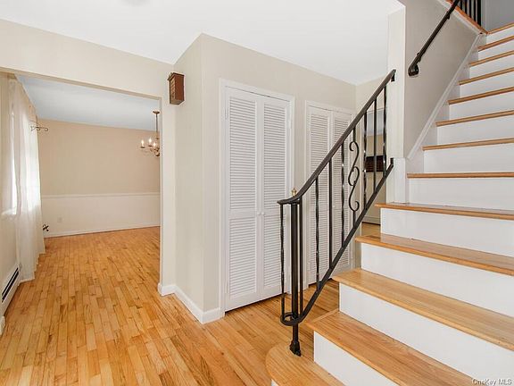 3rd image of 7 Foxwood Ln