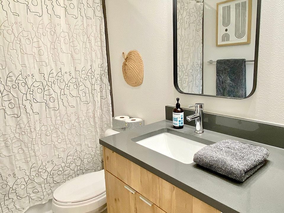 Upstairs bathroom with tub/shower and plenty of storage