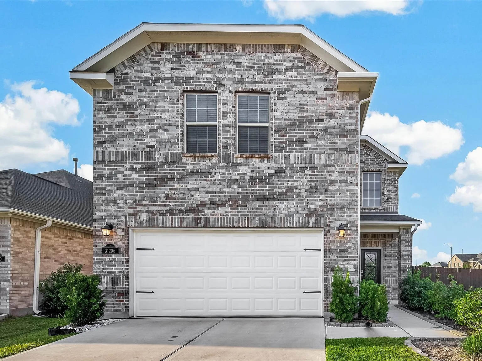 4 bed, 2.5 bath, 2120 sqft, $2,400 — Photo 2