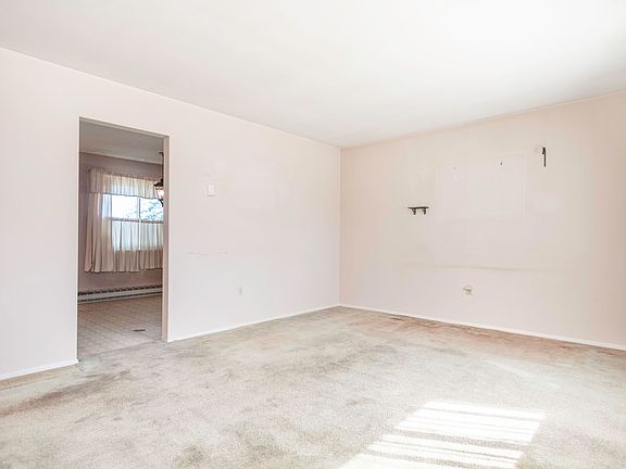 4th image of 618 E College St