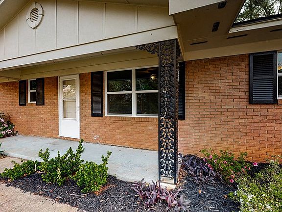 3rd image of 4033 Sweetbriar Dr