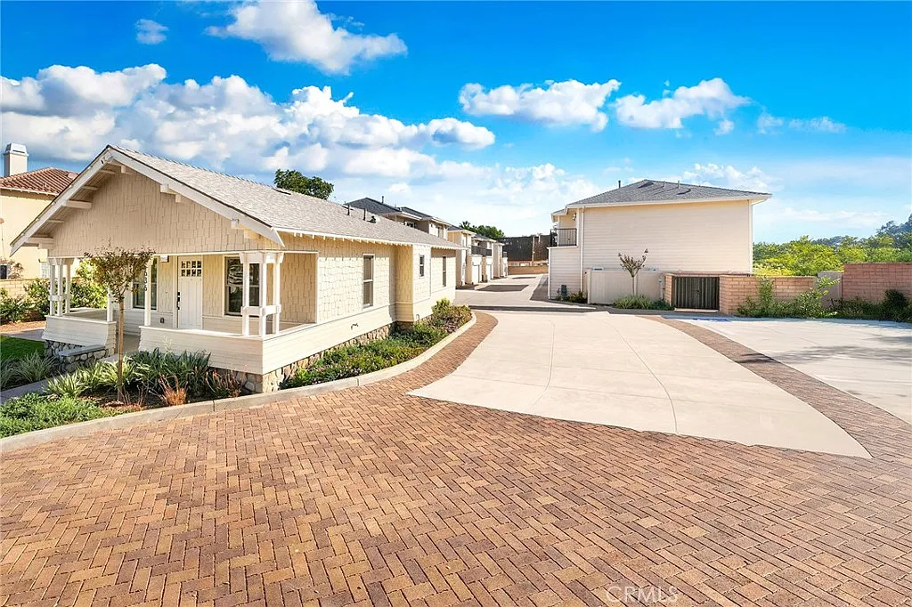 638 W Grand Ave photo 1