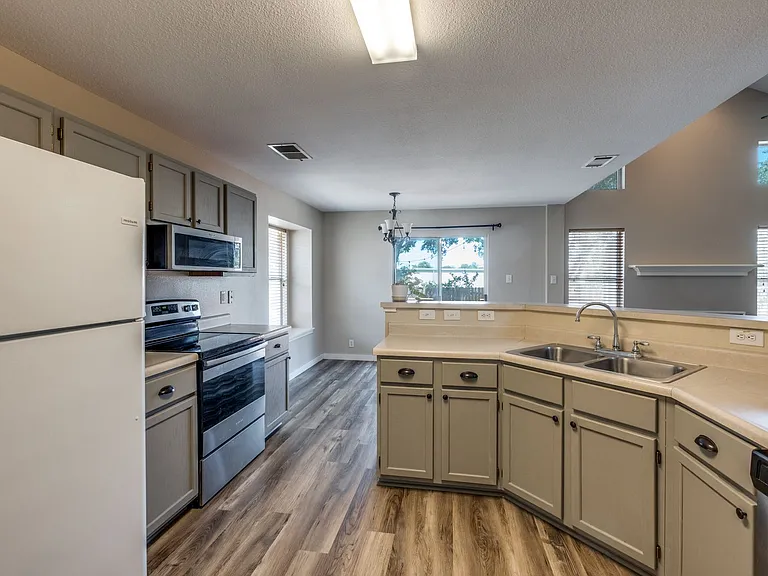 8903 Gill Brg — Photo 3
