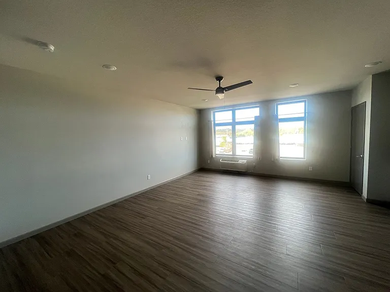 507 N Riverfront Dr — Photo 4