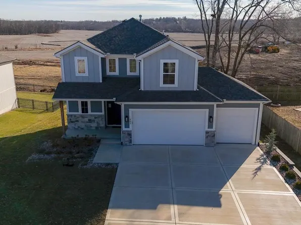 407 6th St, Smithville, MO 64089