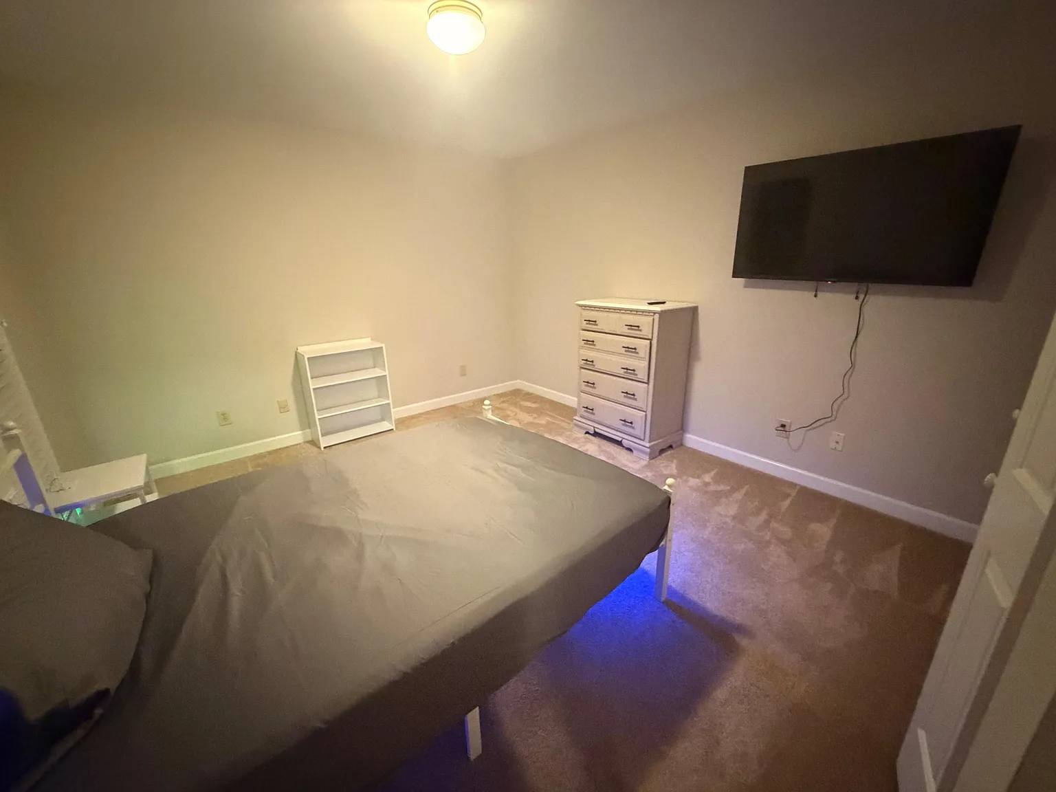 4 bed, 3.0 bath, 2998 sqft, $910 — Photo 2