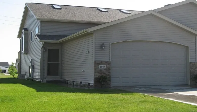 1058 Parkway Dr — Photo 1