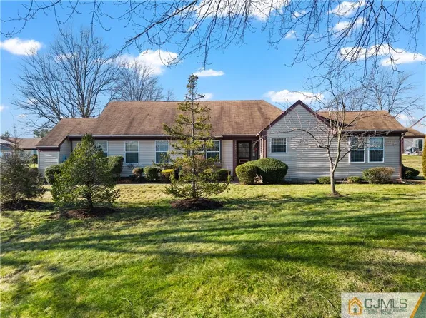 2 Berkshire Dr, Monroe Township, NJ 08831