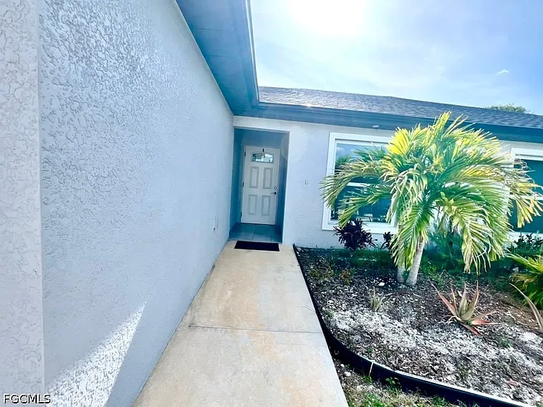 4622 SW 7th Pl — Photo 2