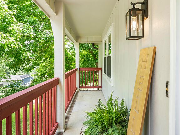 5th image of 634 Tallwood Trl NE