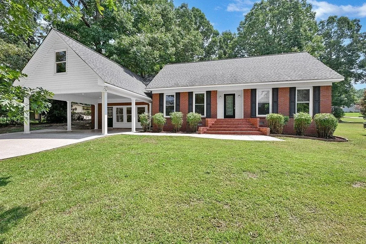 4 bed, 2.5 bath, 3000 sqft, $2,200 — Photo 1