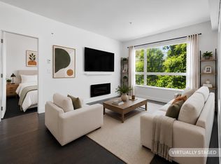 1621 Hamilton Ave #204, North Vancouver, BC V7P0B6