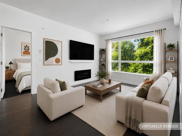 1621 Hamilton Ave #204, North Vancouver, BC V7P 0B6