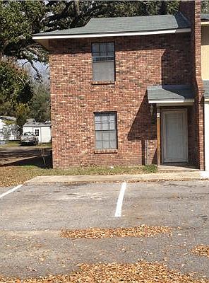1st image of 828 E Railroad St
