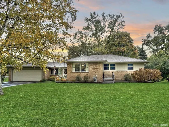 211 Blanche Dr, Troy, MI 48098