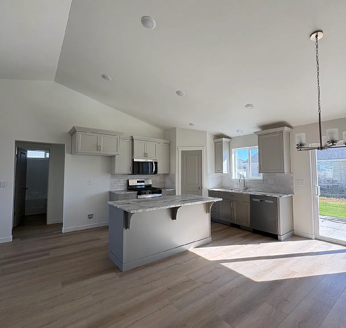 4 bed, 1441 sqft, $2,400 — Photo 2