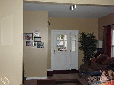 1646 Connecticut - entry.JPG