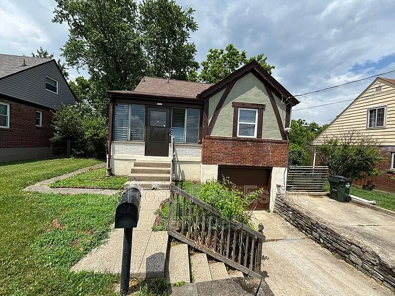 3 bed, 1.0 bath, 901 sqft, $1,595 — Photo 1