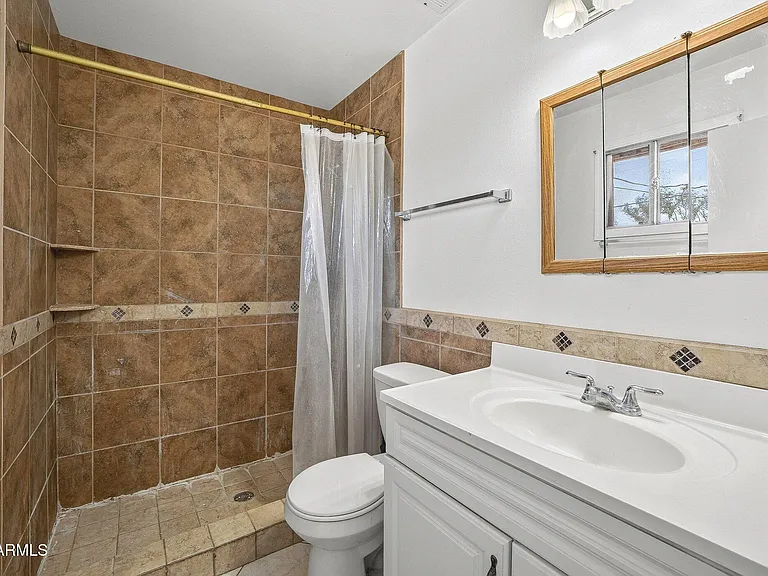 1137 E Bishop Dr — Photo 26