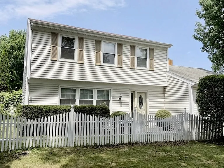 10 Mayflower Rd — Photo 2