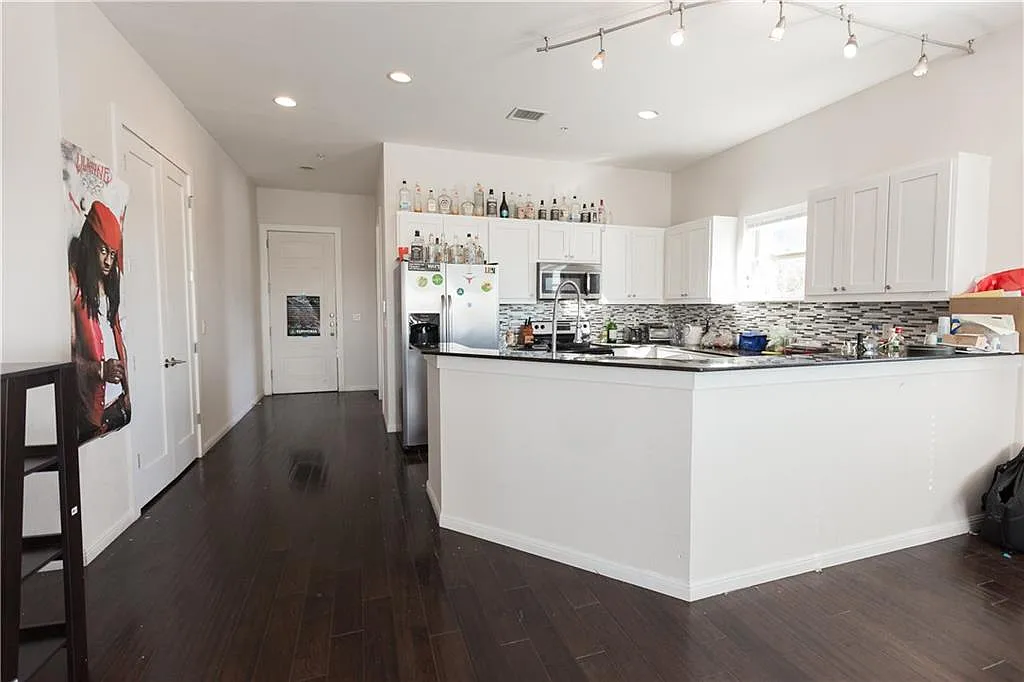 2708 San Pedro St Apt 302 — Photo 2