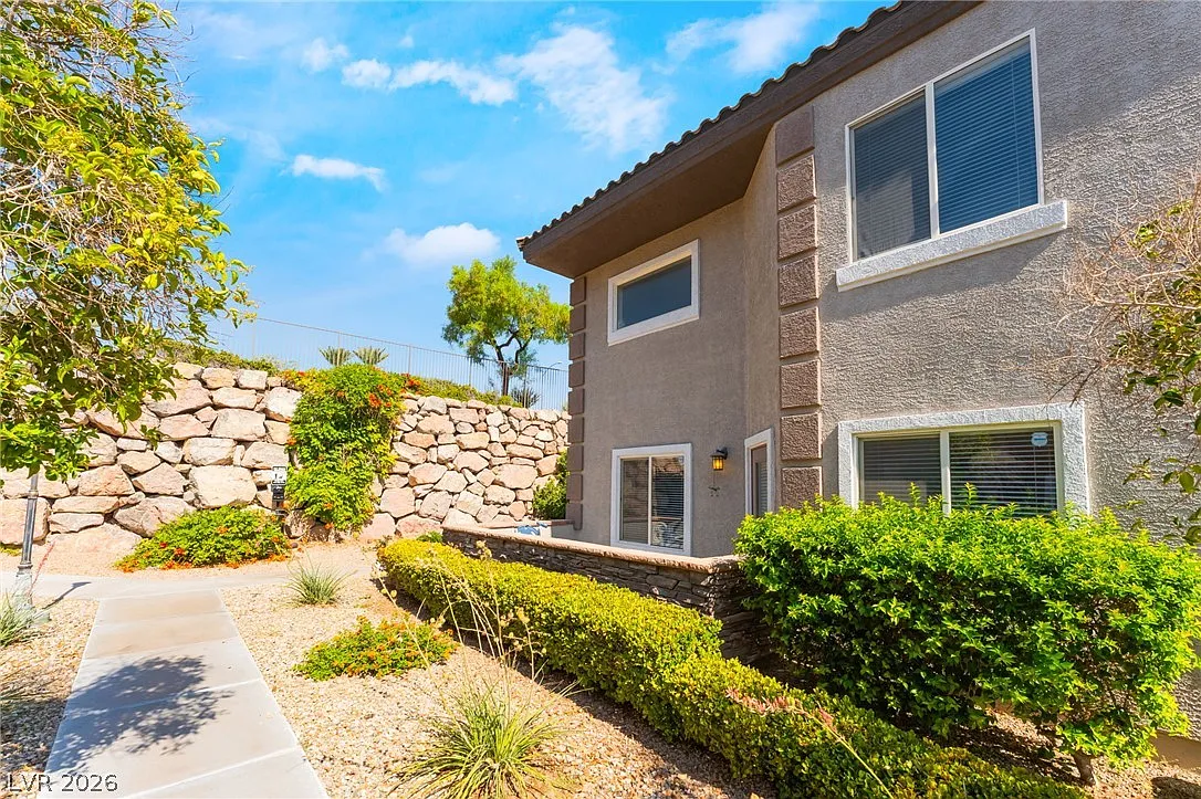 3 bed, 2.5 bath, 1611 sqft, $1,950 — Photo 2