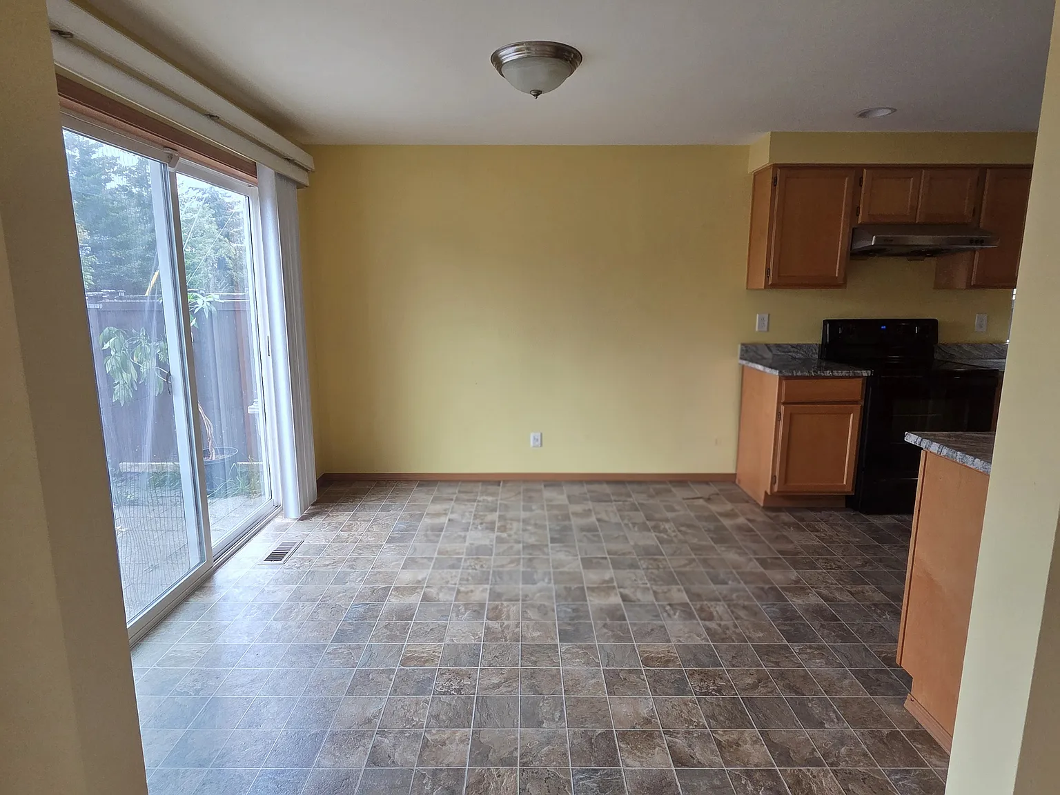 4 bed, 2.5 bath, 1914 sqft, $3,400 — Photo 4
