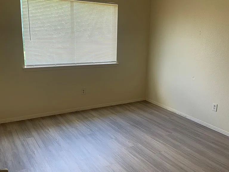 523 Greenlawn Blvd — Photo 10