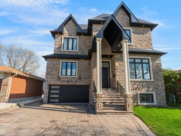 252 Paisley Blvd W, Mississauga, ON L5B 2A4