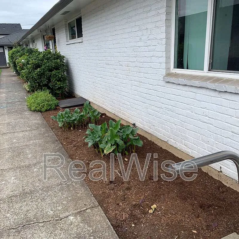 2 bed, 1.0 bath, 825 sqft, $1,295 — Photo 3