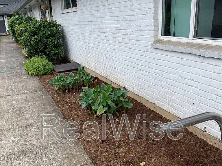 616 NE Anderson St — Photo 3