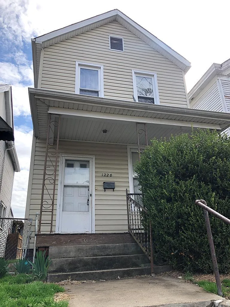 1228 Summit St photo 1