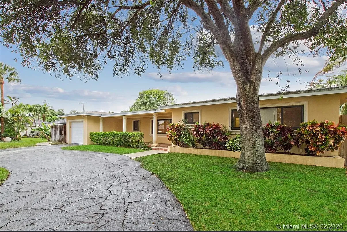 3 bed, 2.5 bath, 2012 sqft, $5,700 — Photo 1