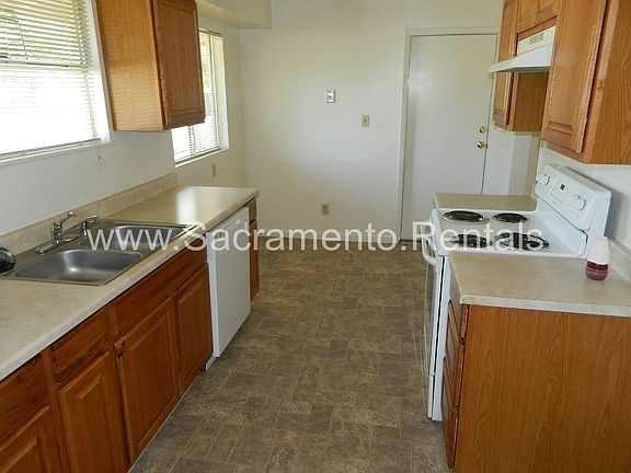 3rd image of 3300 Windsor Dr