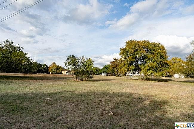 2nd image of 101 Oak Mdws