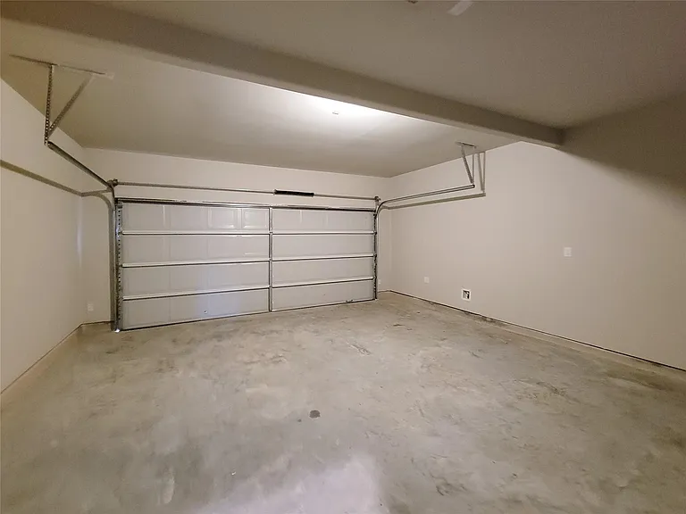 942 Amesbury Ct — Photo 32
