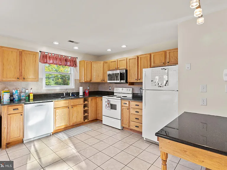 621 Wolfe St #A — Photo 4