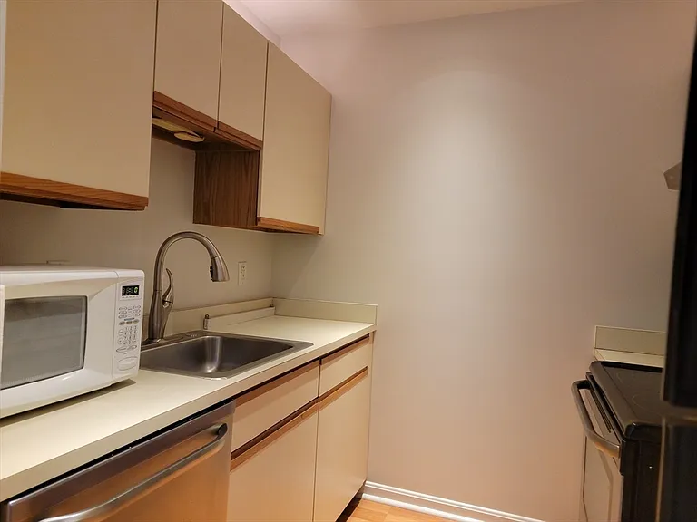 350 W 4th St #201 — Photo 7